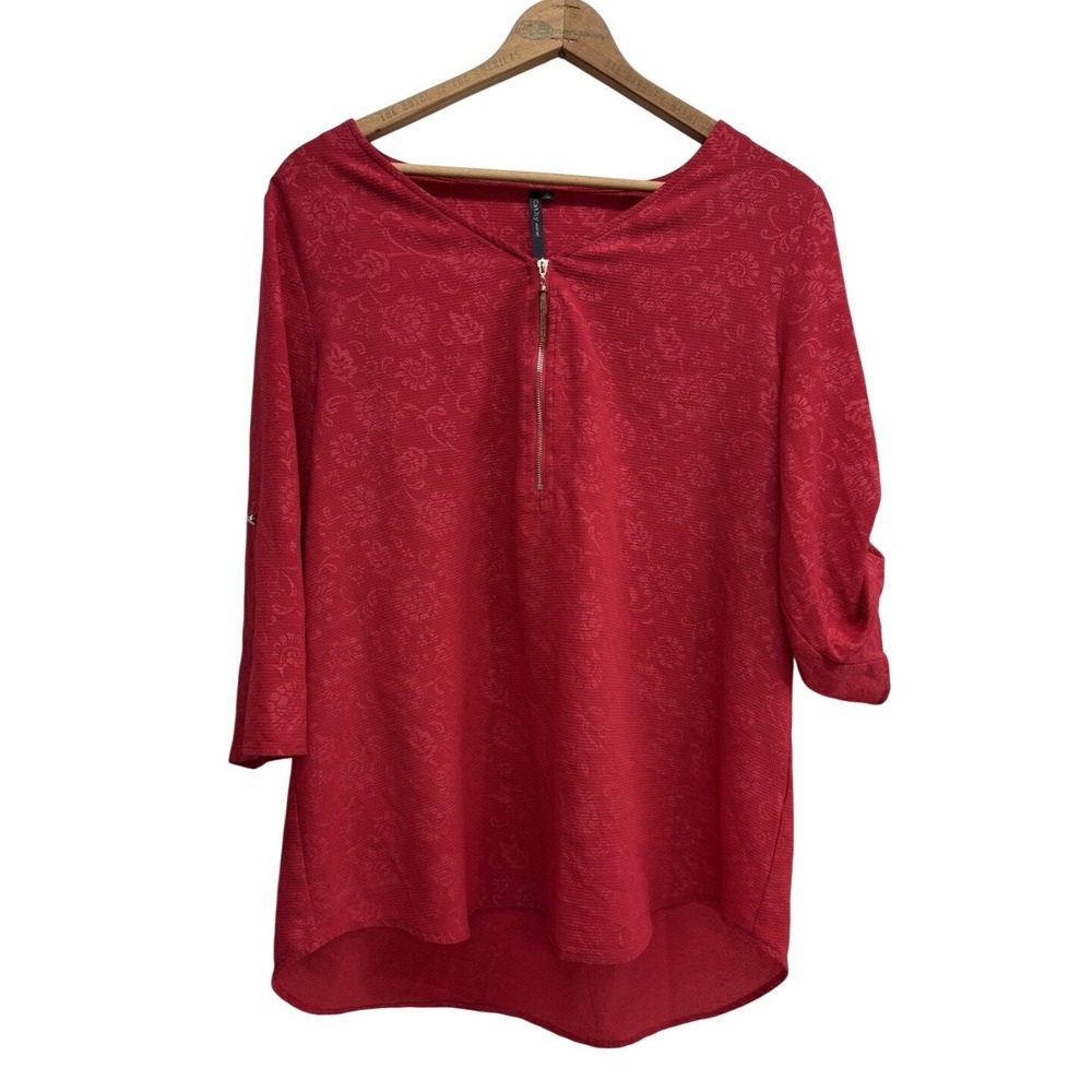Cathy Woman Red Floral Textured Zip Front Tunic Top 1X 3/4 Sleeve Roll Tab‎